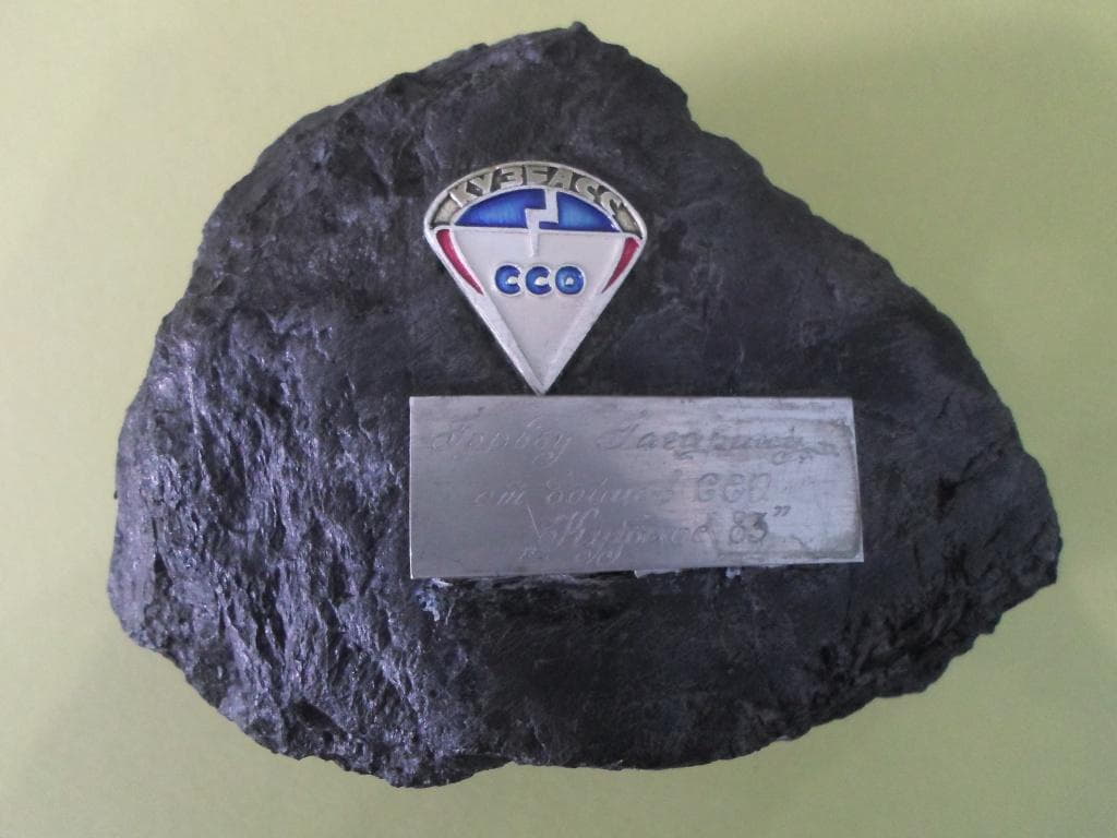 Кусок угля с надписью: «Городу Гагарину от бойцов ССО Кузбасс-83».
