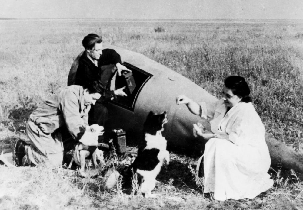 А.И. Афанасьев, А.Д. Серяпин и З.С. Скуридина на месте приземления головной части ракеты Р-2 после полёта на высоту 212 км. Капустин Яр, 1957 год. А.И. Афанасьев, А.Д. Серяпин и З.С. Скуридина на месте приземления головной части ракеты Р-2 после полёта на высоту 212 км. Капустин Яр, 1957 год.