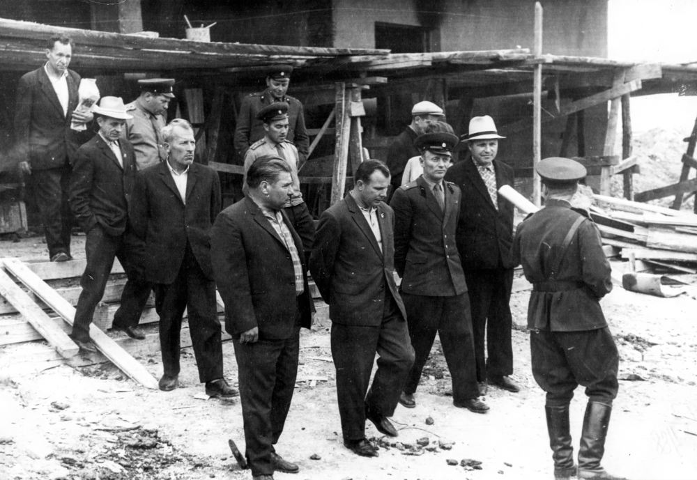 Слева направо: Артюхов Н.И. - 1-ый секретарь горкома КПСС, Гагарин Ю.А. Строительство кинотеатра «Космос». 1964 г. Фото из фондов ФГБУК «Музей-заповедник Ю.А. Гагарина». 11-gigapixel-standard-width-1000px.jpg