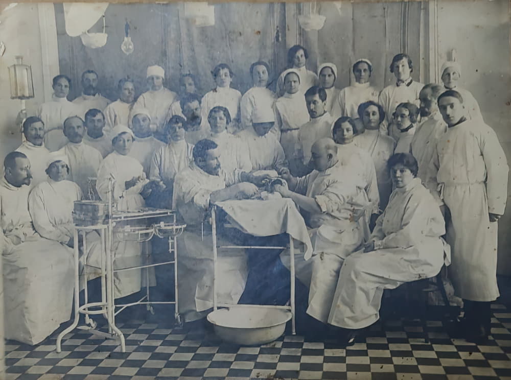 Работники Гжатской районной больницы. 1925г. (1936г.?). На переднем плане в центре врачи: слева Соломон А.С., справа Тучнин Д.А.; в верхнем ряду 5-я слева – Солянкина Е., медсестра; во 2-ом ряду 3-й слева – врач Каменцев Н.П.