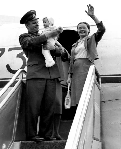 ф3 Юрий и Валентина Гагарины с дочерью Галей прощается с Будапештом. Август 1961 г-gigapixel-standard-width-500px.jpeg