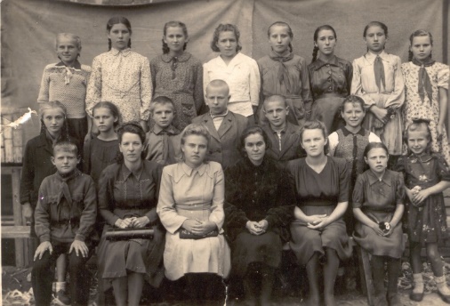 Юра со школьными товарищами и учителями (третий слева во втором ряду)