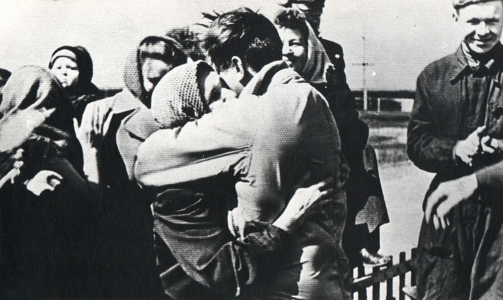 Юрий Гагарин с Анной Тахтаровой, которая первая встретила космонавта на месте приземления. Саратовская обл., Энгельский р-он, 12 апреля 1961 года.