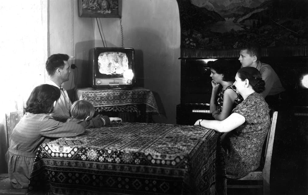  Семья бурового мастера Королёва у телевизора. г. Лениногорск, 1961 год.