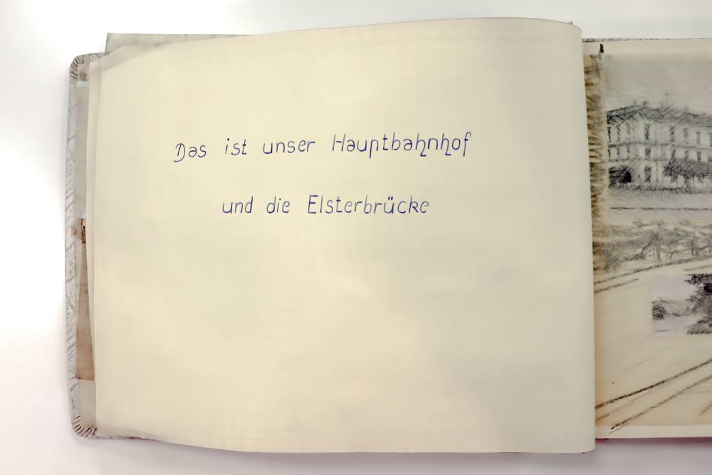 Фотоальбом с видами достопримечательностей города Геры – подарок Юрию Гагарину. 18 октября 1963 года. Фонды ФГБУК «Музей-заповедник Ю.А. Гагарина». 13-gigapixel-standard-width-1000px.jpg