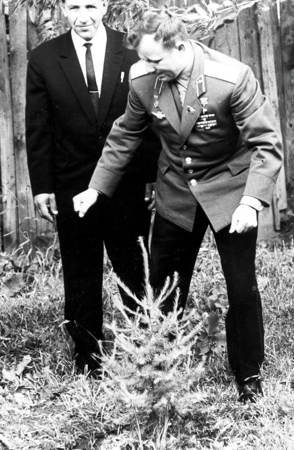 Летчик-космонавт СССР Ю.А. Гагарин и его школьный учитель Л.М. Беспалов сажают дерево во дворе школы носящей имя первого космонавта Летчик-космонавт СССР Ю.А. Гагарин и его школьный учитель Л.М. Беспалов сажают дерево во дворе школы носящей имя первого космонавта