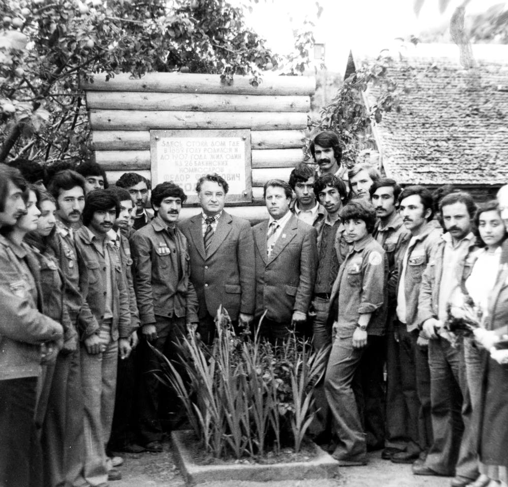 У памятного знака на месте дома где жил Ф.Ф. Солнцев до 1907 г.