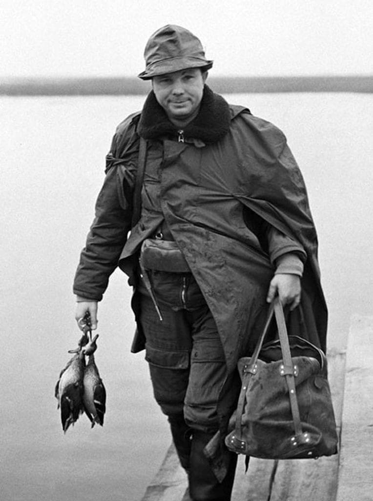 Гагарин на рыбалке
