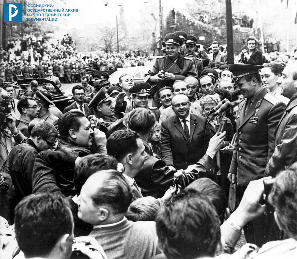 Жители Йены приветствуют Ю.А. Гагарина. ГДР, октябрь 1963 год. 3 жители Йены_-gigapixel-standard-width-1000px.jpg