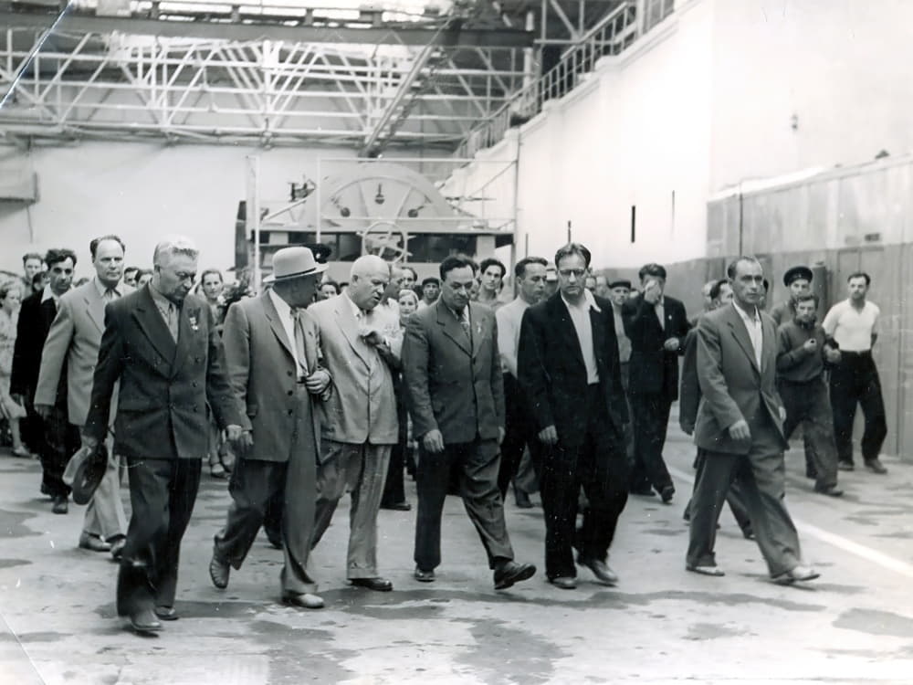 В.Я.Литвинов и Н.С.Хрущёв в цехах завода. 2.08.1958г.-gigapixel-standard-width-1000px.jpg