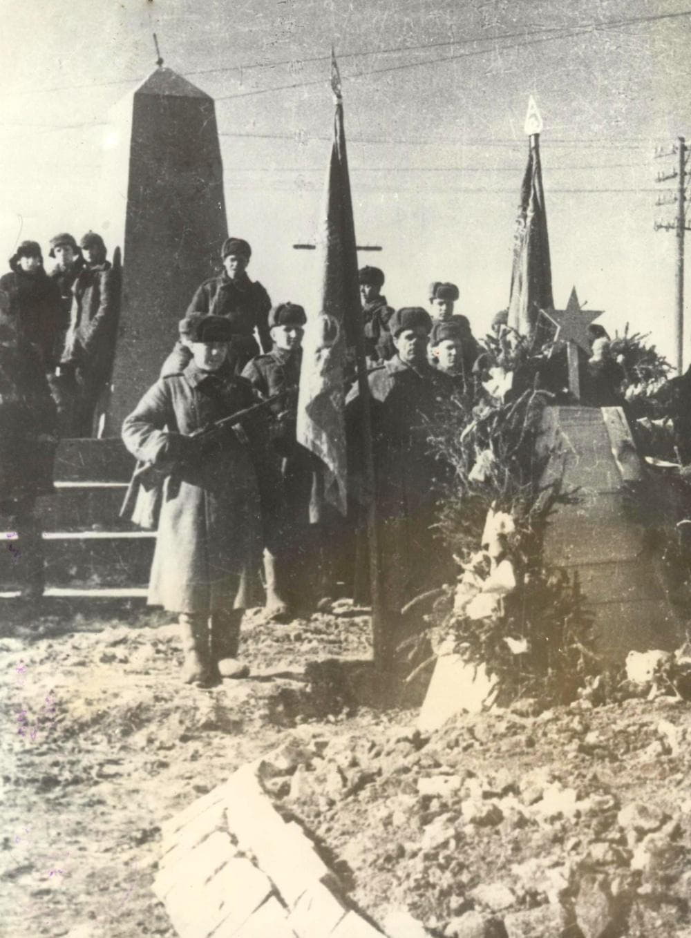 Похороны погибших в Гжатске.