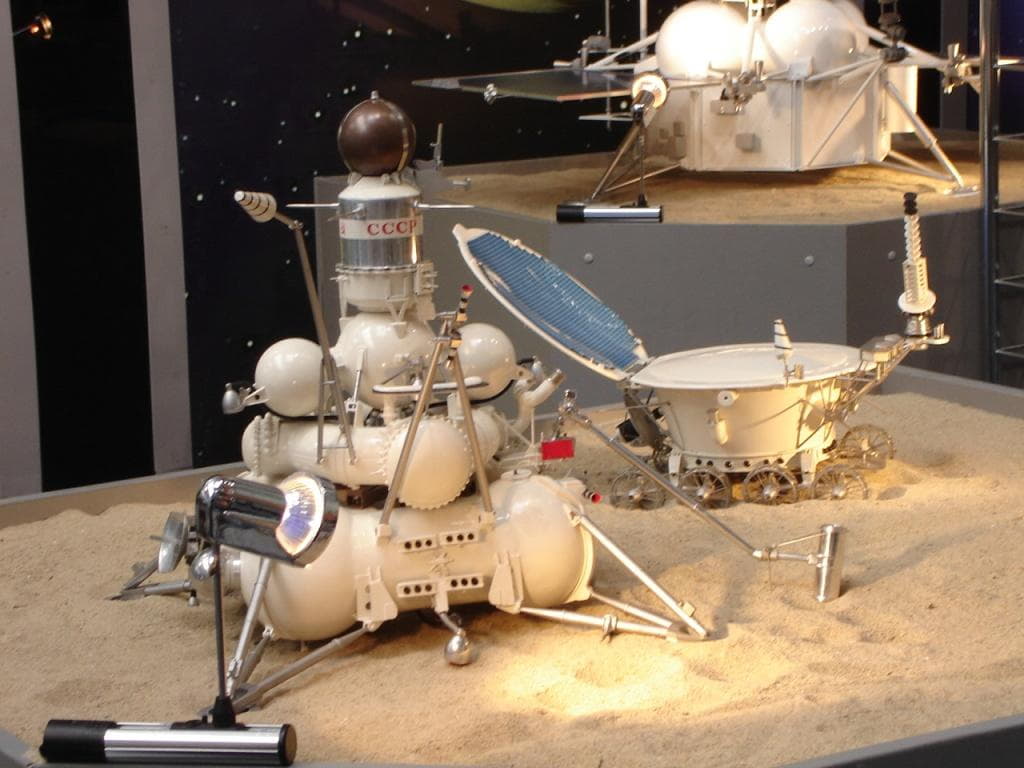 Luna_sample_return_and_Lunokhod_lunar_rover_models.jpg