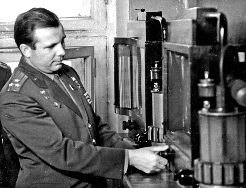 Ю.А Гагарин на практических занятиях в аэродинамической лаборатории ВВИА им. Н.Е. Жуковского. Москва, 1964 год.