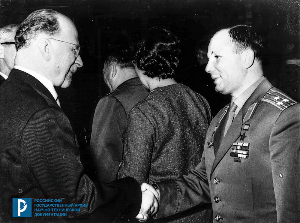 Председатель Государственного Совета ГДР Вальтер Ульбрихт приветствует лётчика-космонавта СССР Юрия Гагарина. Берлин, 8 мая 1965 года. 1 Гагарин и Ульбрихт 1965 г-gigapixel-standard-width-1000px.jpg