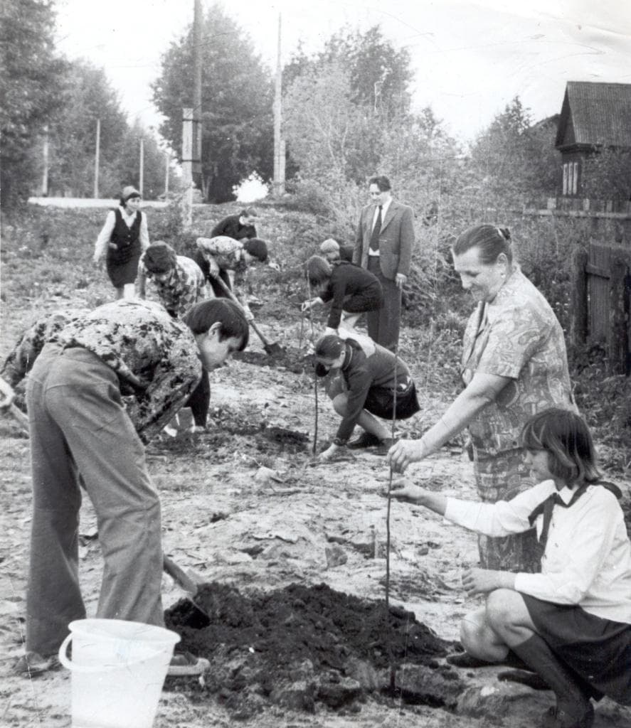 19 апреля Пионеры вместе с А.Т.Гагариной сажают яблоньки у музея Ю.А.Гагарина. 1978 г