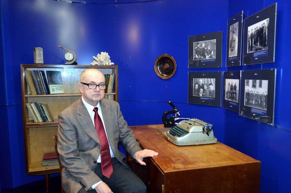 4.4.Доктор медицинских наук, профессор Виктор Владимирович Яздовский за рабочим столом своего отца. Музей Первого полёта. 2016 год.JPG