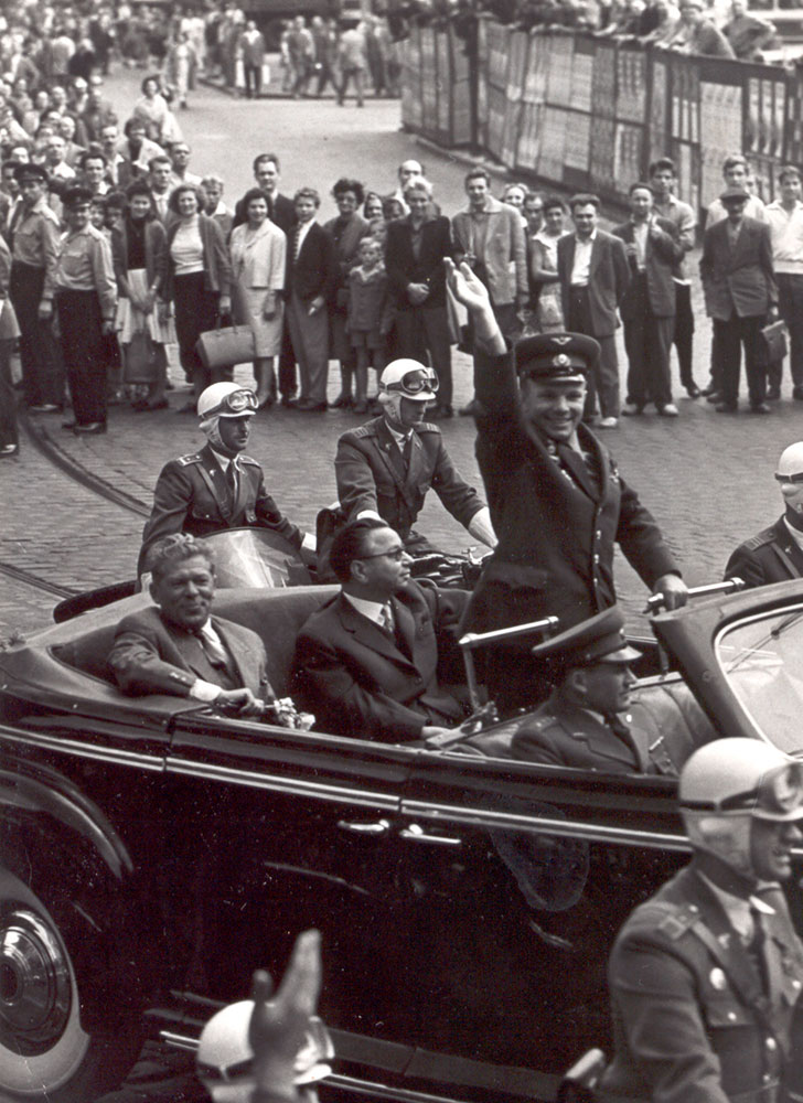 Ю.А. Гагарин приветствует жителей г. Будапешта. Венгрия, 1961 год.