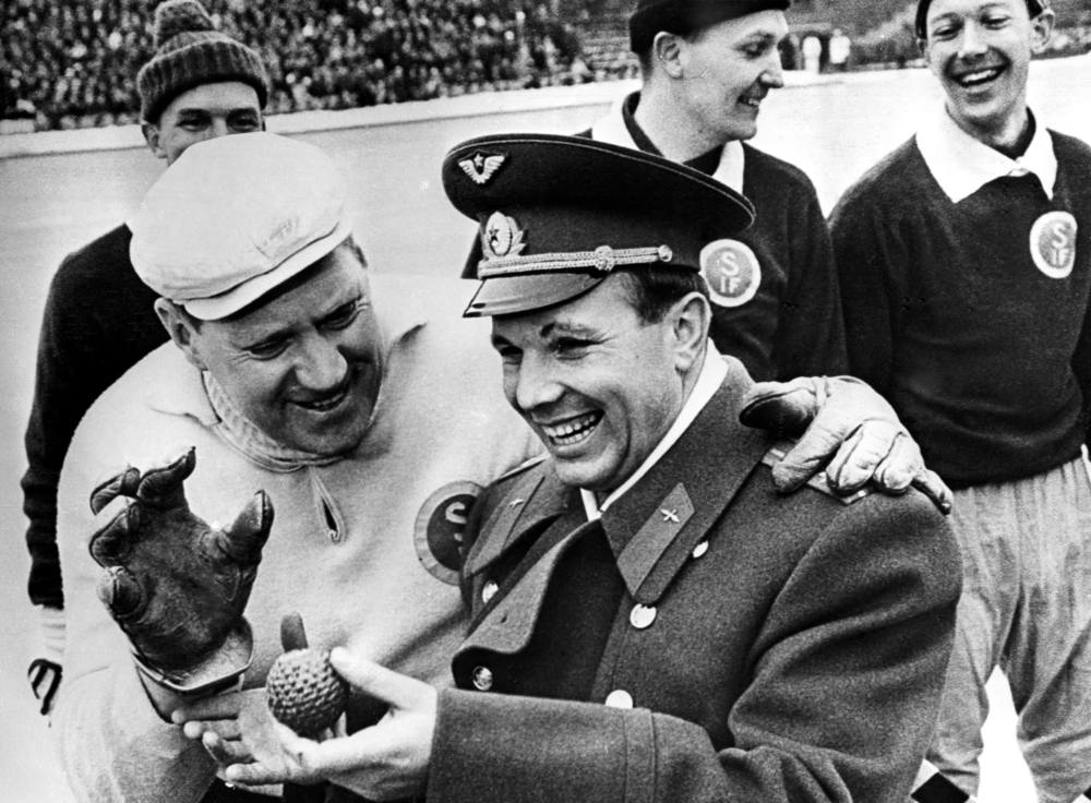 Боссе Нильссон и Юрий Гагарин перед началом чемпионата страны по хоккею с мячом. Швеция, Стокгольм, 1 марта 1964 года.-gigapixel-standard-width-1000px.jpeg