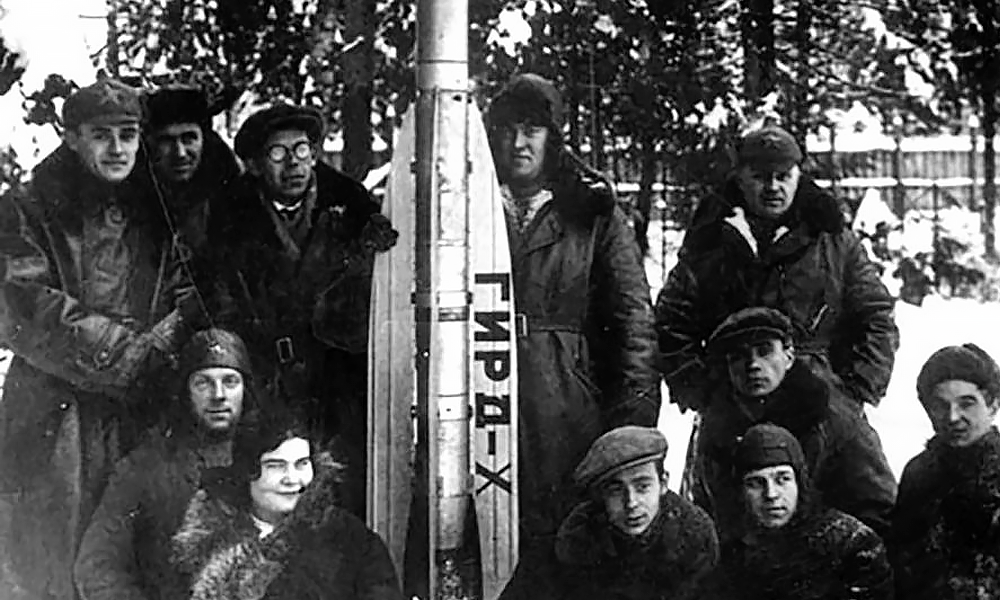 Участники ГИРД 25 ноября 1933 года на полигоне Нахабино перед запуском экспериментальной ракеты ГИРД-Х.png