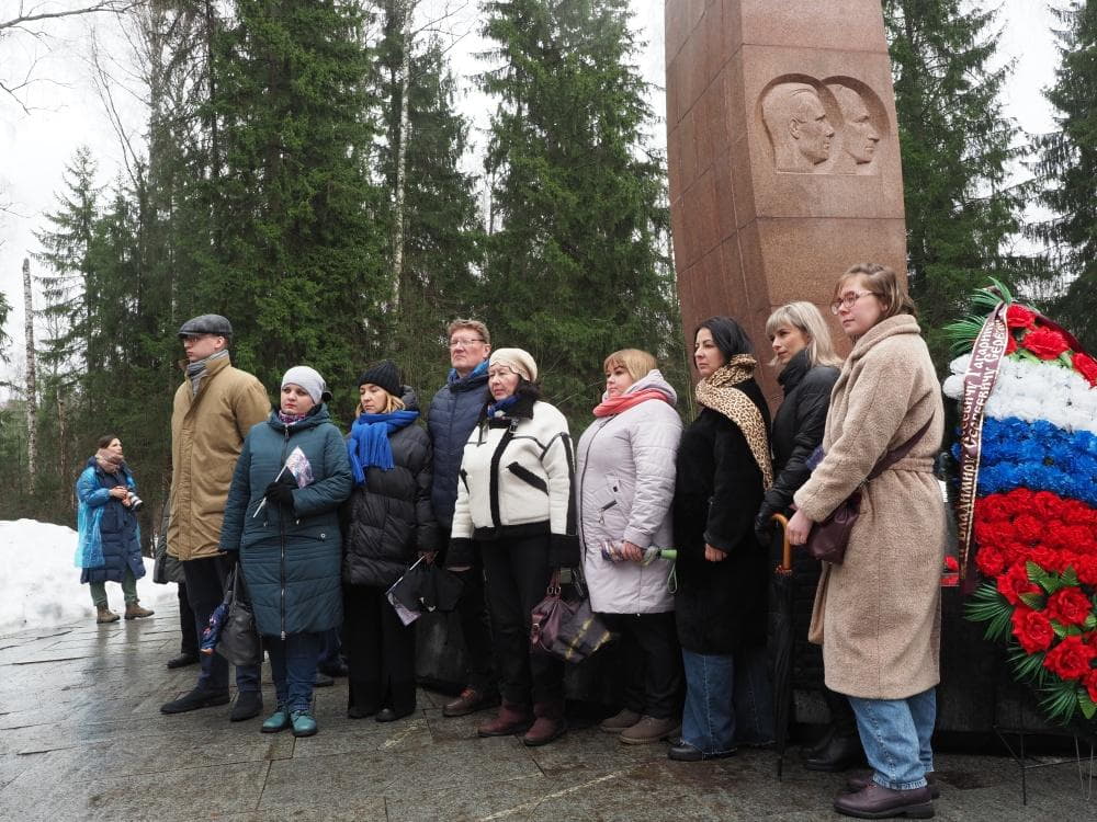 «Мы снова вспомним о нем…» Делегация Музей у сталлы.jpg