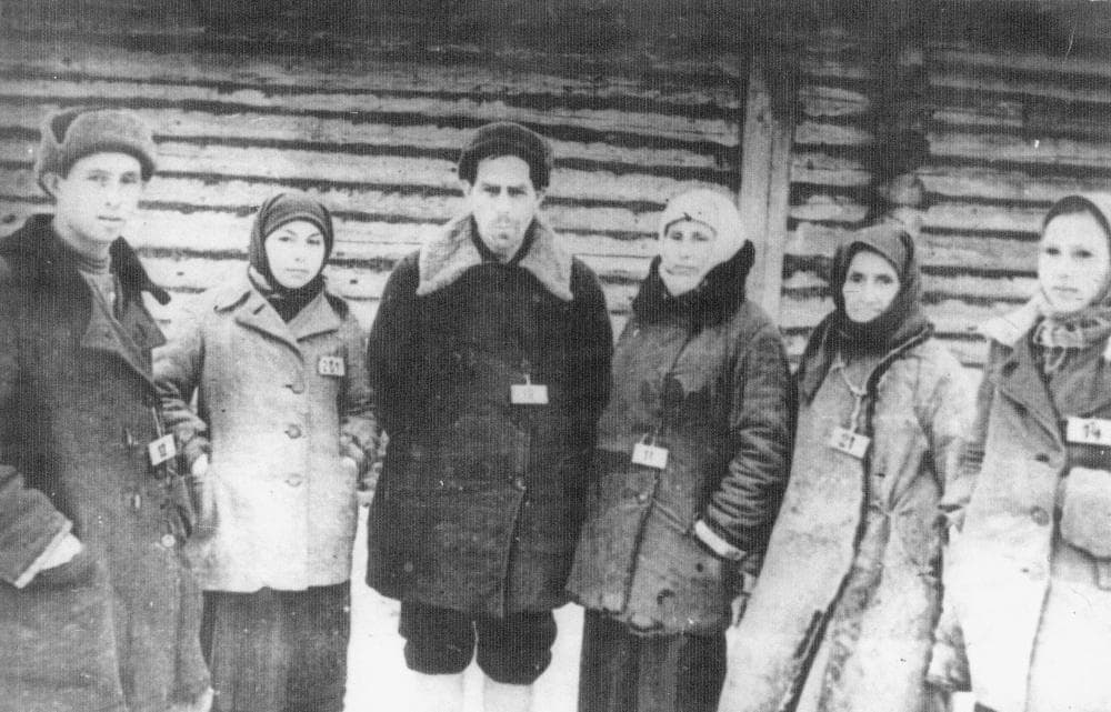 Жители п. Серго-Ивановское с номерными бирками