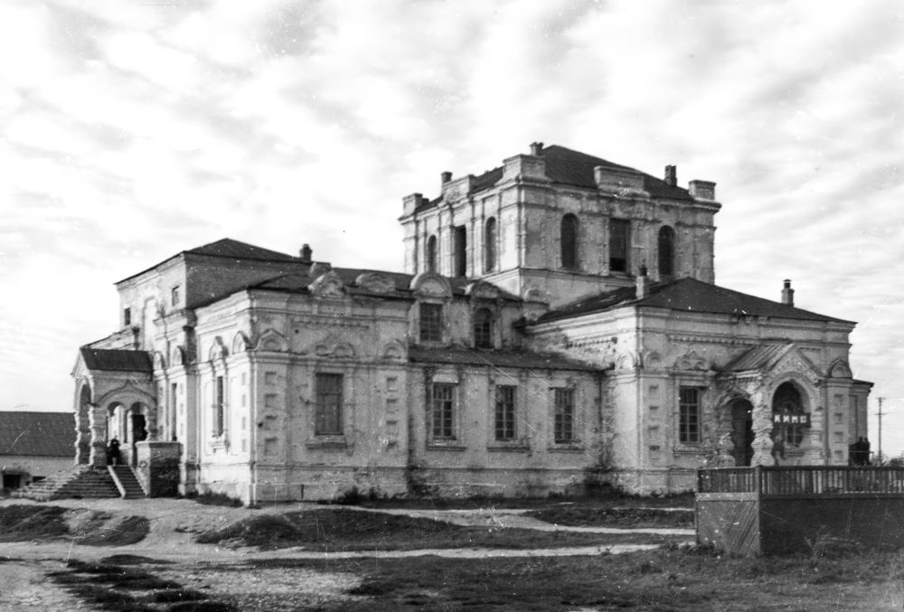 Благовещенский собор, г. Гжатск, 1950-е гг. Автор Нилов Н.А. Фото из фондов ФГБУК «Музей-заповедник Ю.А. Гагарина» 6-gigapixel-standard-width-1000px.jpg