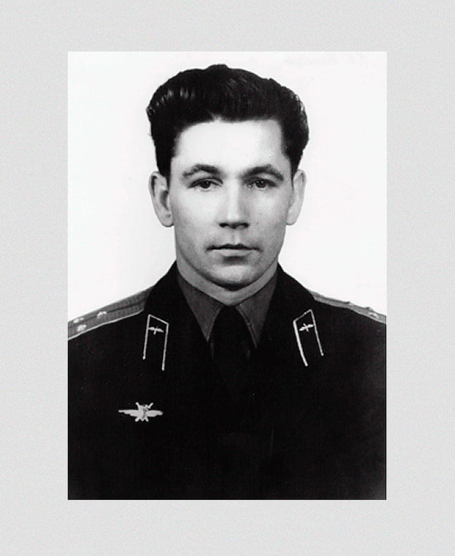 1.	Старший лейтенант Григорий Нелюбов. 1960 год.