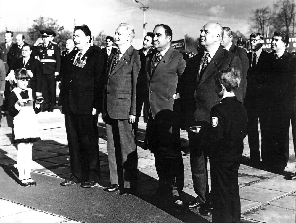 Открытие памятника в парке культуры и отдыха им. Ф.Ф. Солнцева. 6 октября 1981 г. (на втором плане первый справа - Зейналов Ибрагим Исмаил-оглы)