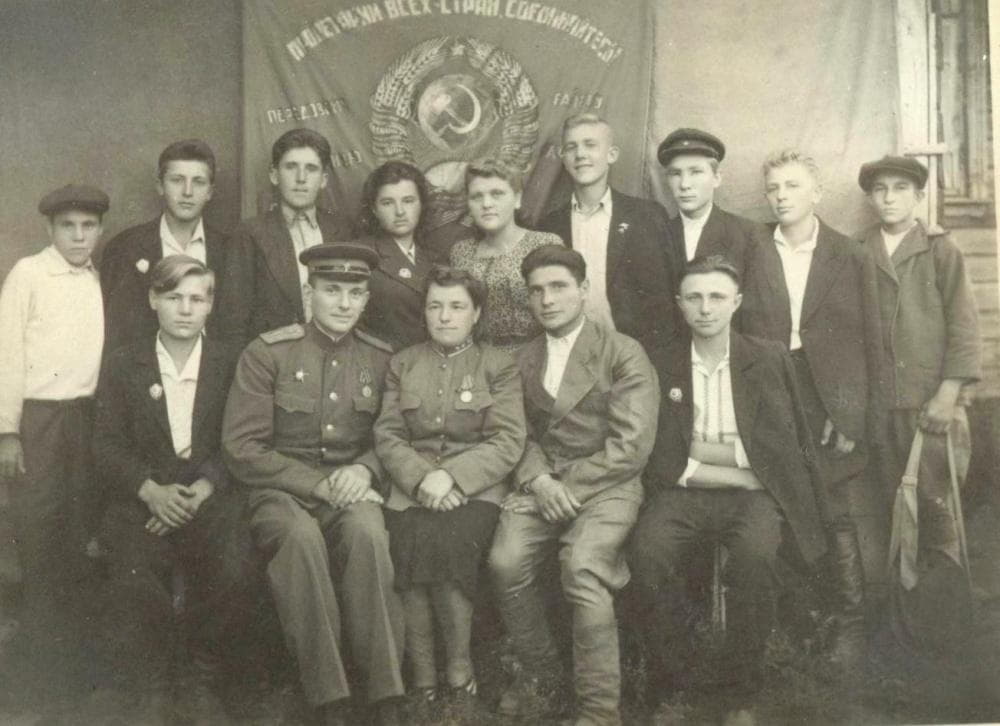 Группа участников отряда сплошного  разминирования на награждении. 1945 г.