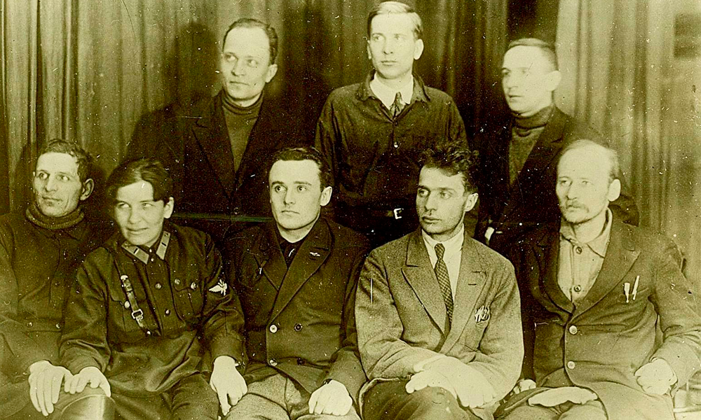 Участники ГИРД (С.П. Королев сидит третьим слева, Ф. Цандер – последним).png