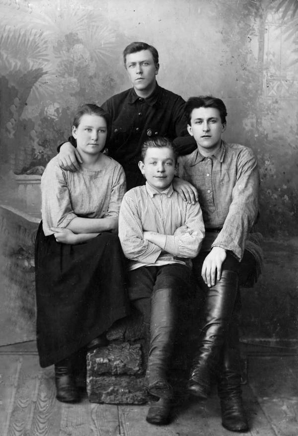 Первые комсомольцы г. Гжатска, 1926г. Слева направо: Янина, Чакша, Фомин, Михалёк - работники Укома комсомола. Автор снимка Н.С. Орлов. Из фондов ФГБУК «Музей-заповедник Ю.А. Гагарина» СМЗ Г-969-gigapixel-standard-width-600px.jpg
