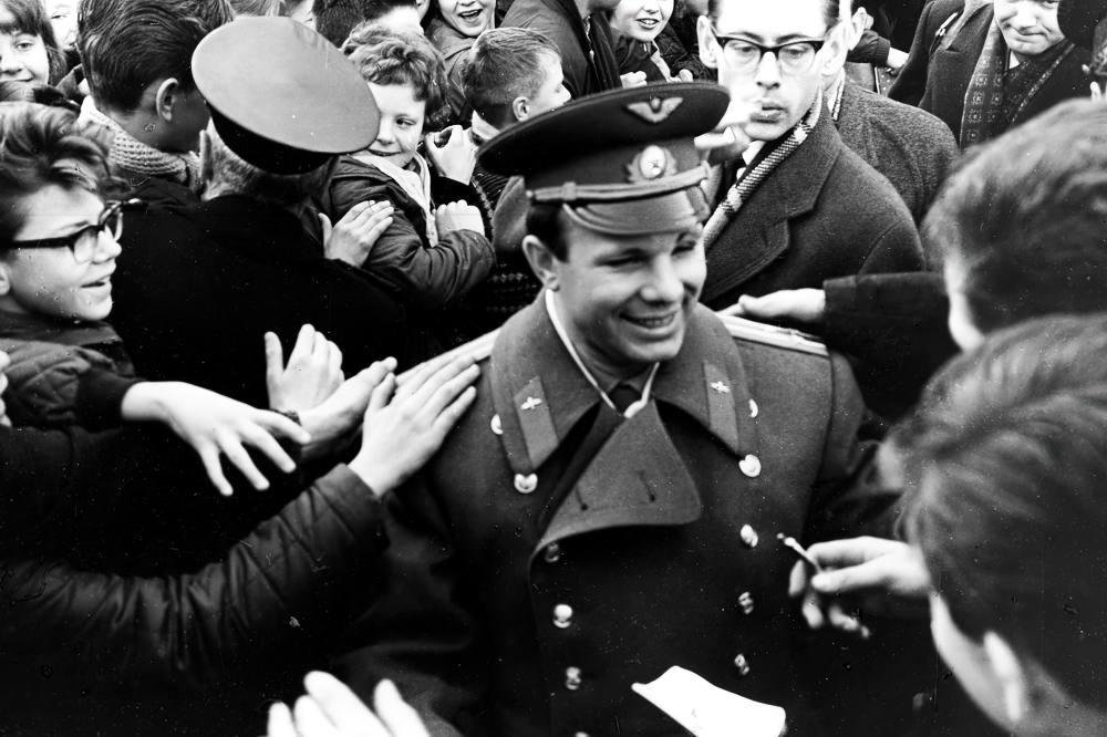 Юрий Гагарин среди норвежской молодежи. г. Берген, март 1964 года.-gigapixel-standard-width-1000px.jpeg