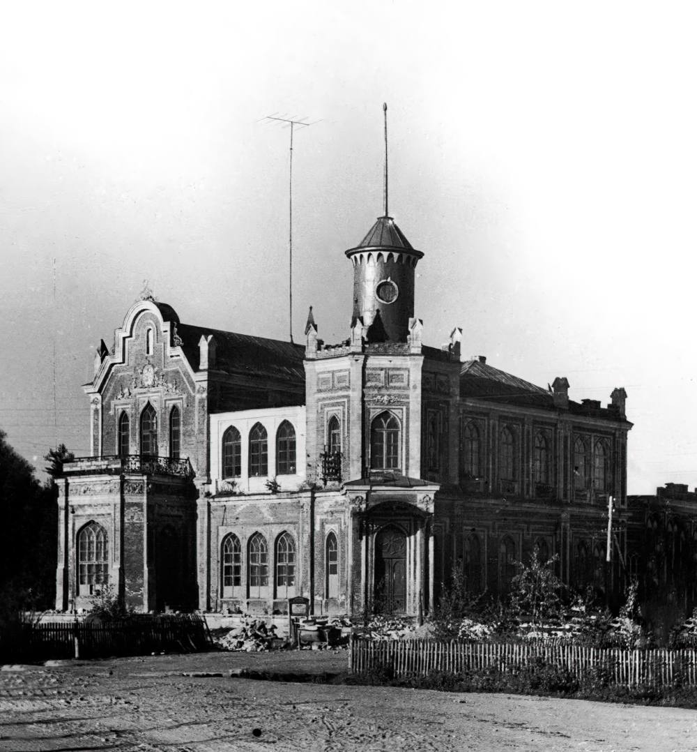 Фото «Здание бывшего дворца Голицыных-Муромцевых». 1980-е годы. Из фондов ФГБУК «Музей-заповедник Ю.А. Гагарина».