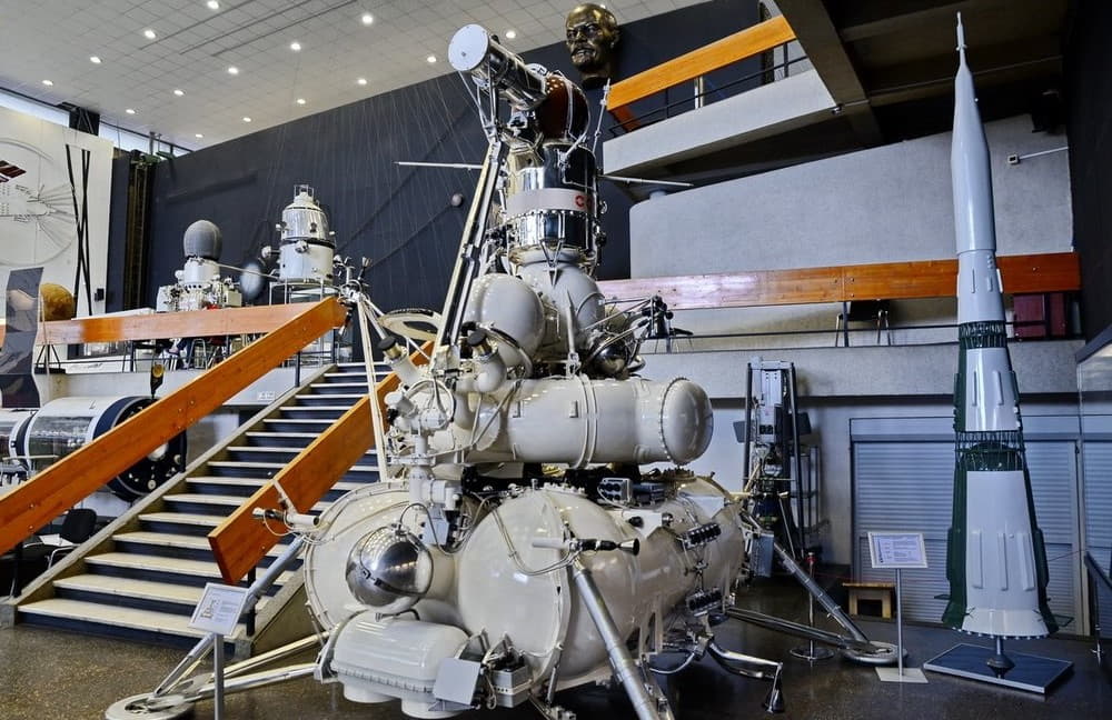 Станция Луна 16 , которая доставила образцы лунного грунта на Землю, музей космонавтики Калуга.jpg