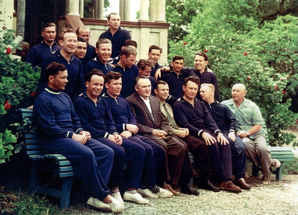 Первые 12 космонавтов ссср. Отряд Космонавтов 1960 года. 1960 В СССР сформирован первый отряд Космонавтов. Первый отряд Космонавтов 1960 год. Королев с отрядом Космонавтов.