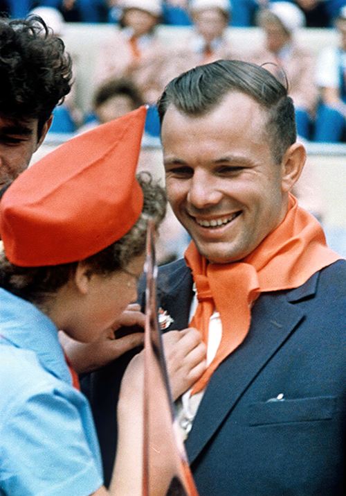 Приём Юрия Гагарина в почетные пионеры Международного лагеря «Артек» Приём Юрия Гагарина в почетные пионеры Международного лагеря «Артек»