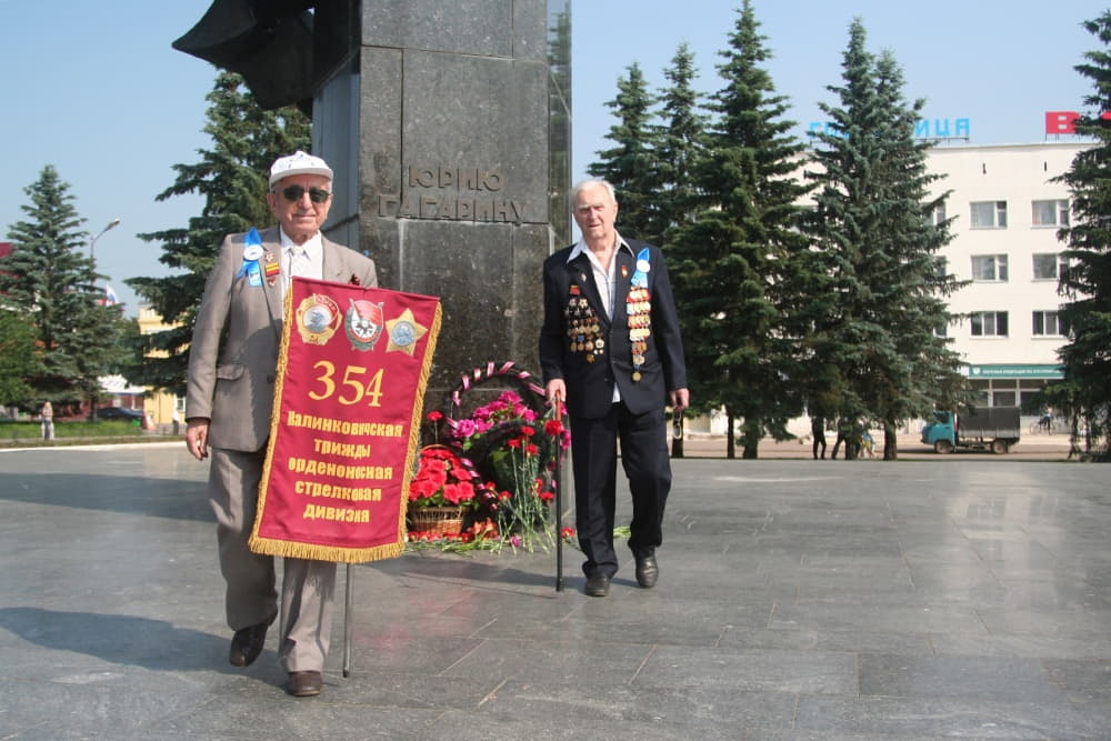 Ветераны 354-й дивизии Б.М. Диннерштейн и В.В. Демидов в Гагарине, июнь 2011 года.