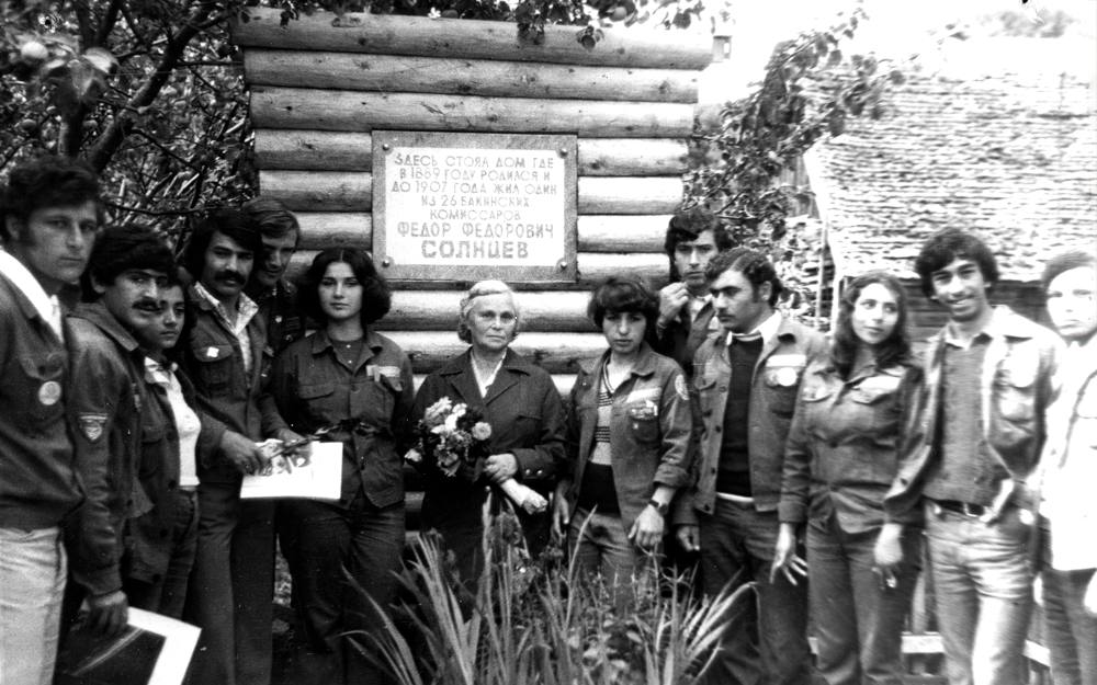 У памятного знака на месте дома где жил Ф.Ф. Солнцев до 1907 г.