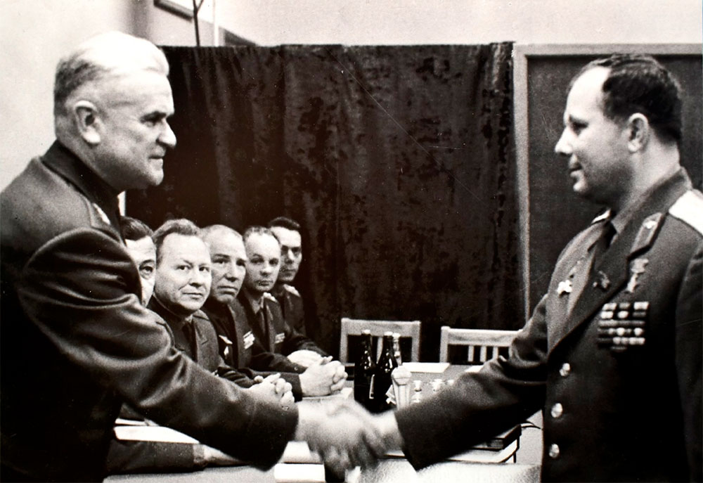 Начальник ВВИА имени профессора Н.Е. Жуковского В.И. Волков вручает Ю.А. Гагарину Диплом инженера. 17 февраля 1968 года.