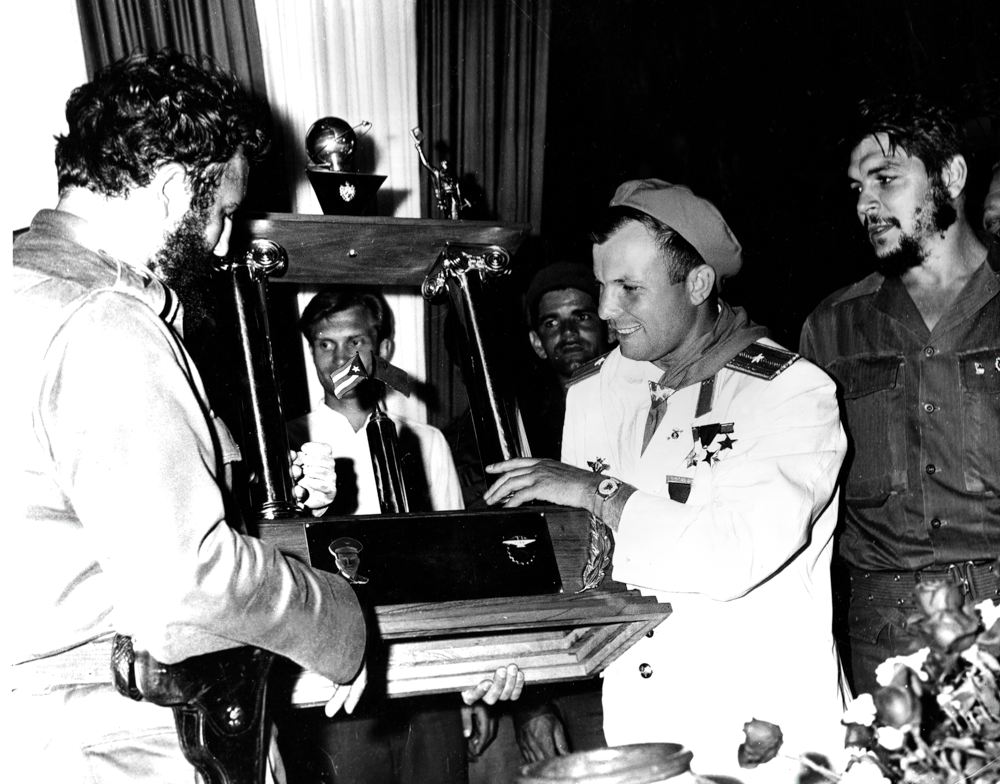 Фидель Кастро вручает памятный знак в честь советско-кубинской дружбы. Гавана июль 1961 года.