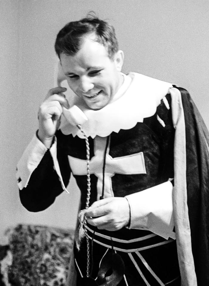Юрий Гагарин в костюме мушкетёра. 1965 год.-gigapixel-standard-width-700px.jpeg