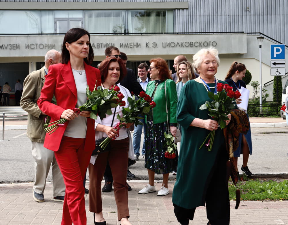 Возложение цветов ФОТО возложение цветов PIXEL.jpg