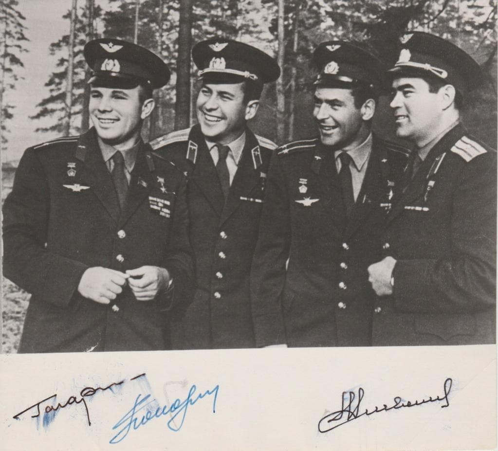 Летчики-космонавты Ю. А. Гагарин, П. Р. Попович, Г. С. Титов, А. Г. Николаев на Байконуре. 1963 год.