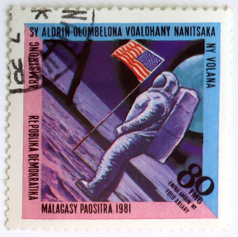 Марка почтовая. Демократическая Республика Мадагаскар. Американский астронавт Армстронг на Луне. 1981 год. Бумага белая.