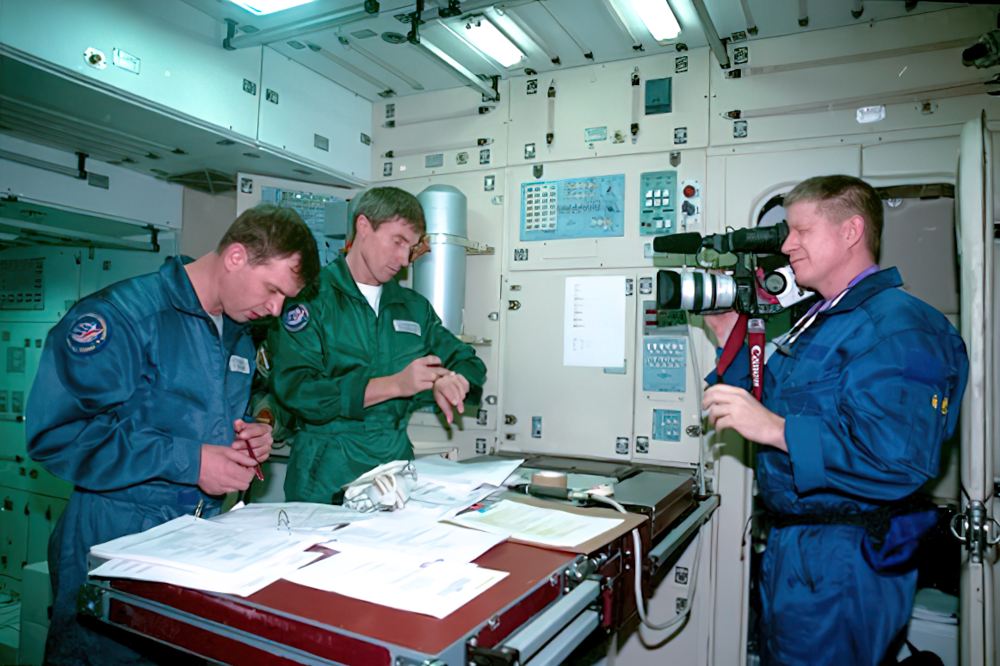 Первые обитатели МКС Первые обитатели МКС