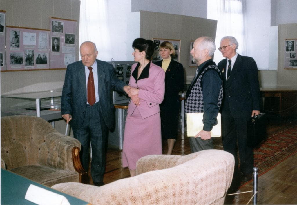 Академик Б.В. Раушенбах в залах музея. г. Гагарин, 1999 год..jpg