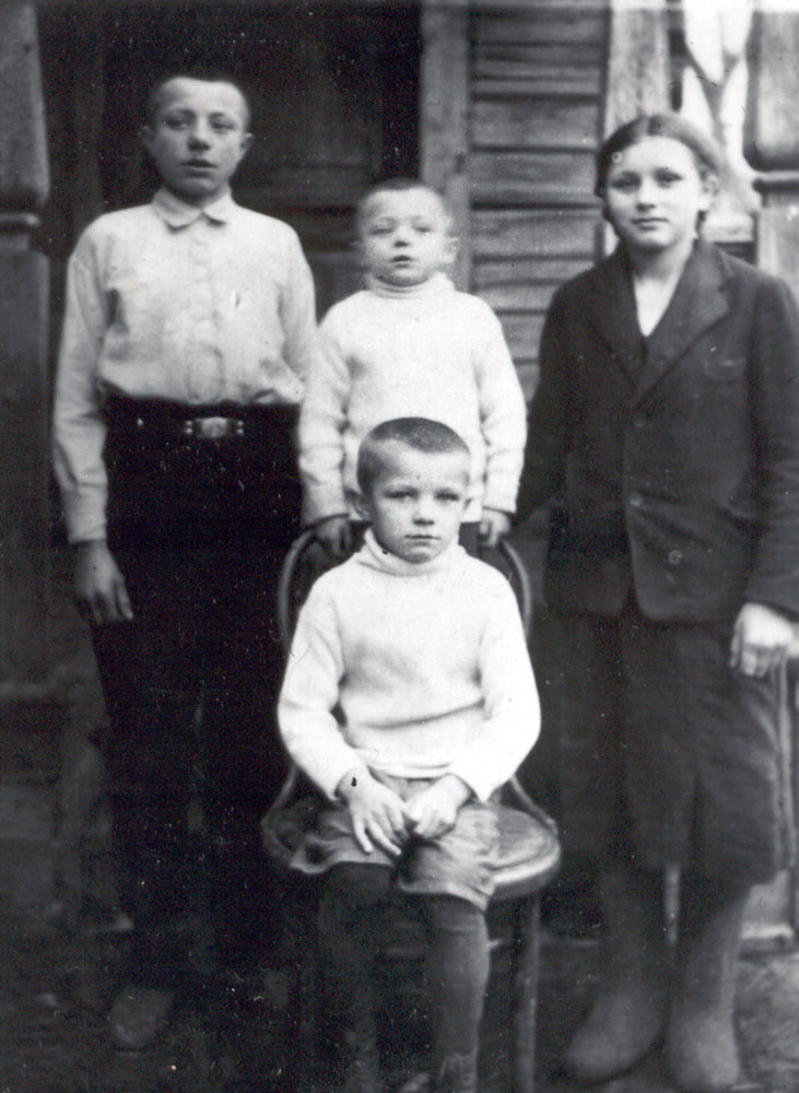 Дети семьи Гагариных (Валентин, Борис, Зоя, Юра). с. Клушино, 1938 год