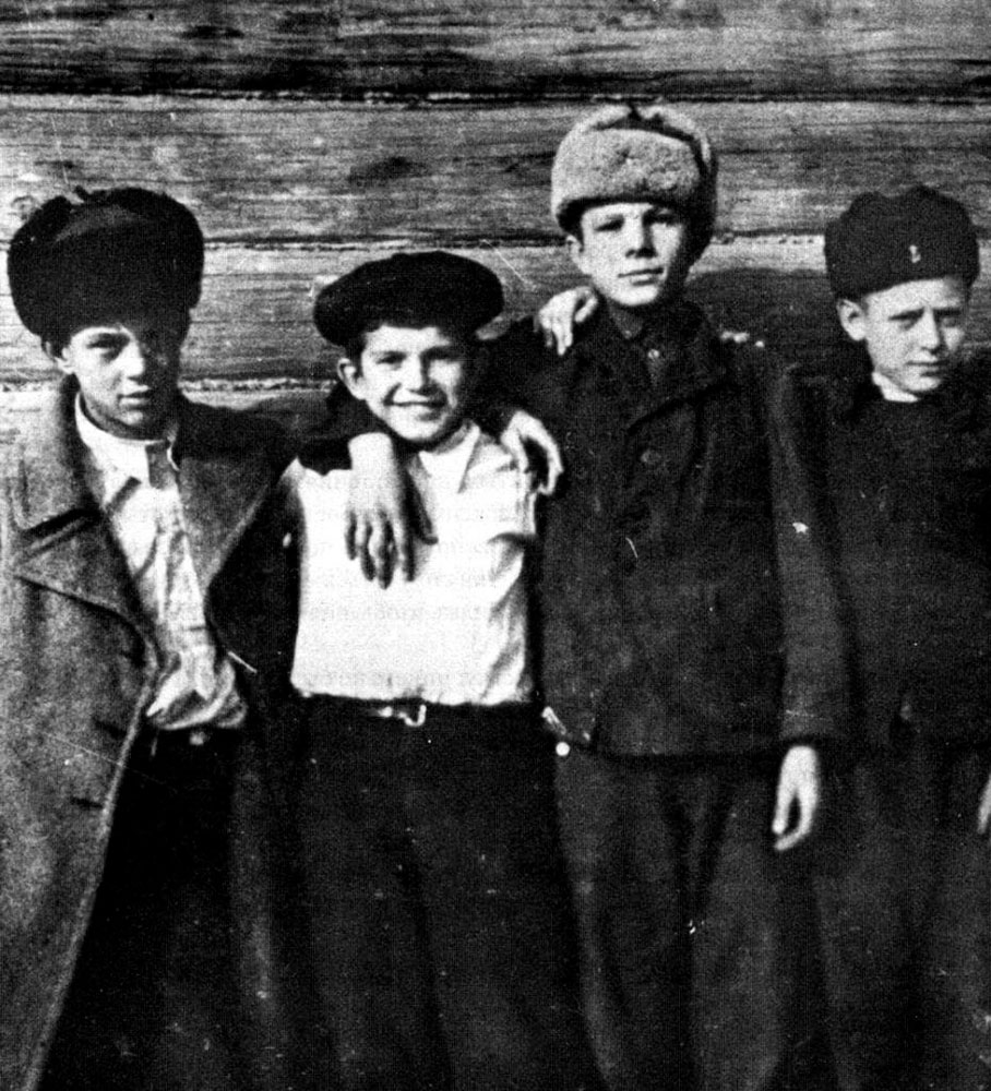 Юрий Гагарин (второй справа) с друзьями.  г. Гжатск, 1946-1947 годы
