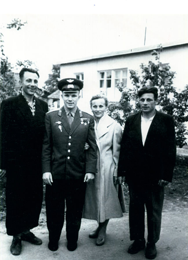 Ю.А. Гагарин с братьями Валентином и Борисом и сестрой Зоей. г. Гжатск, 1961 год