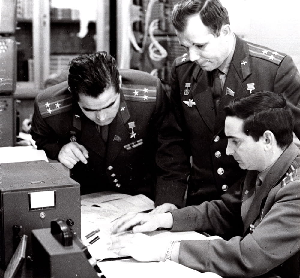 Космонавты (слева направо): А.Г. Николаев, Ю.А. Гагарин, В.Ф. Быковский решают задачи по определению параметров движения ракеты. Февраль 1966 года.